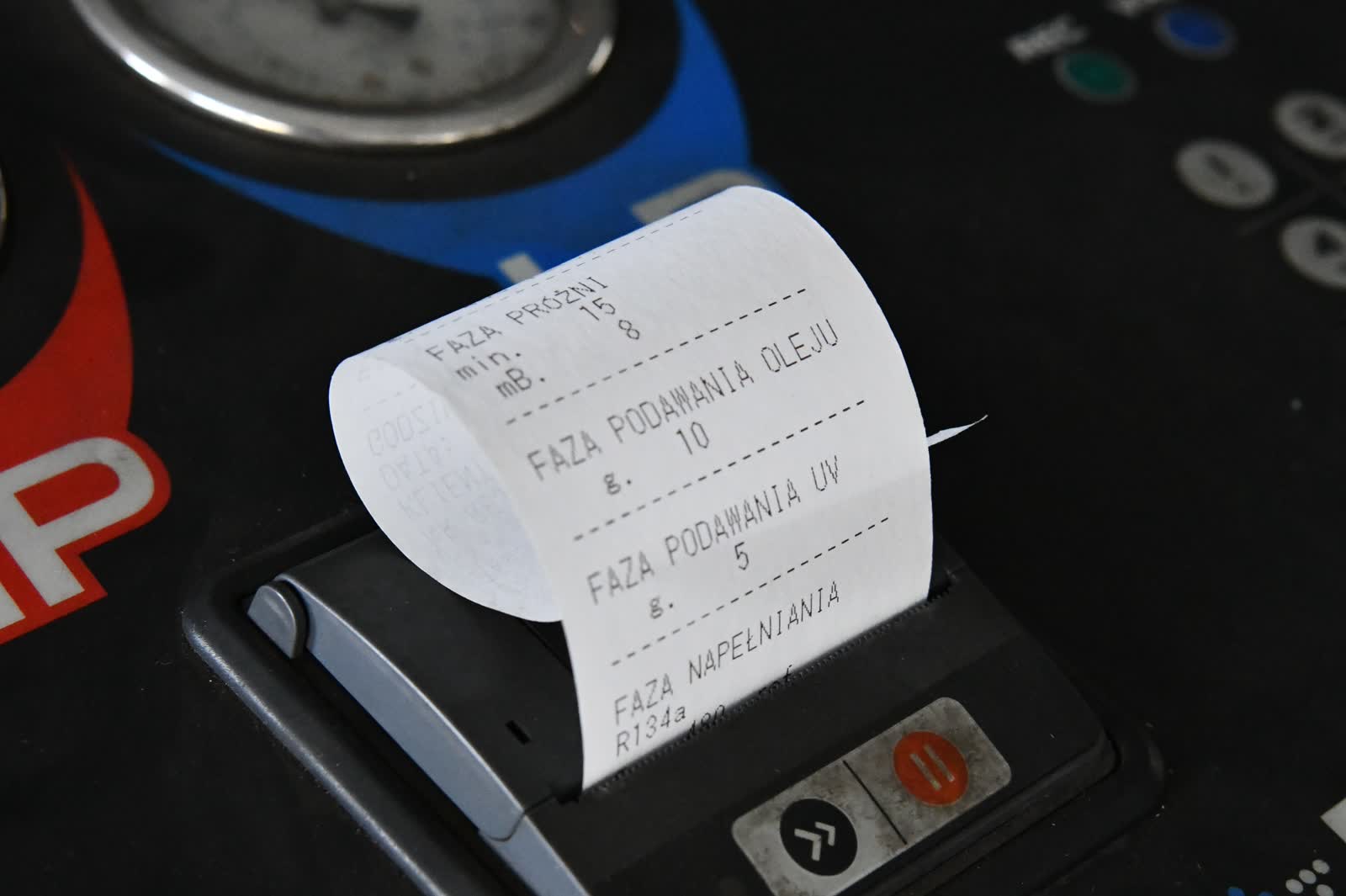 Arval Center MOTOER - serwis marki Tesla (poczekalnia i miejsce do pracy)