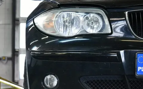 BMW serii 1 podczas naprawy tylnej belki w MOTOER