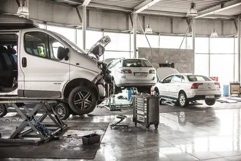 Samochody na stanowiskach w hali MOTOER