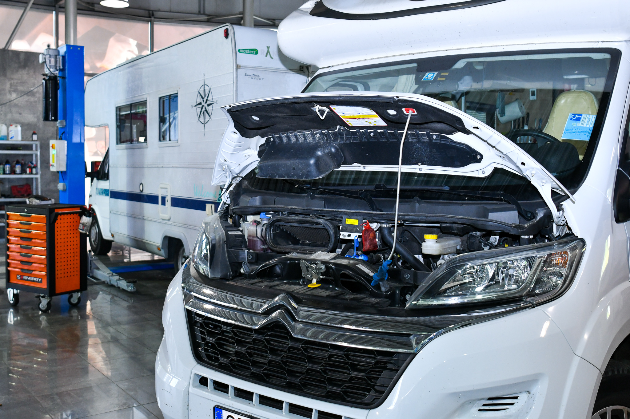 Hala napraw i stanowiska serwisowe – MOTOER Arval Center